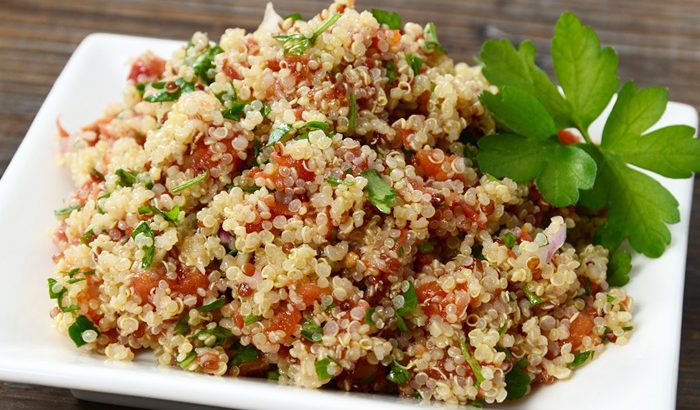 quinoa con pollo, champiñones y verduras